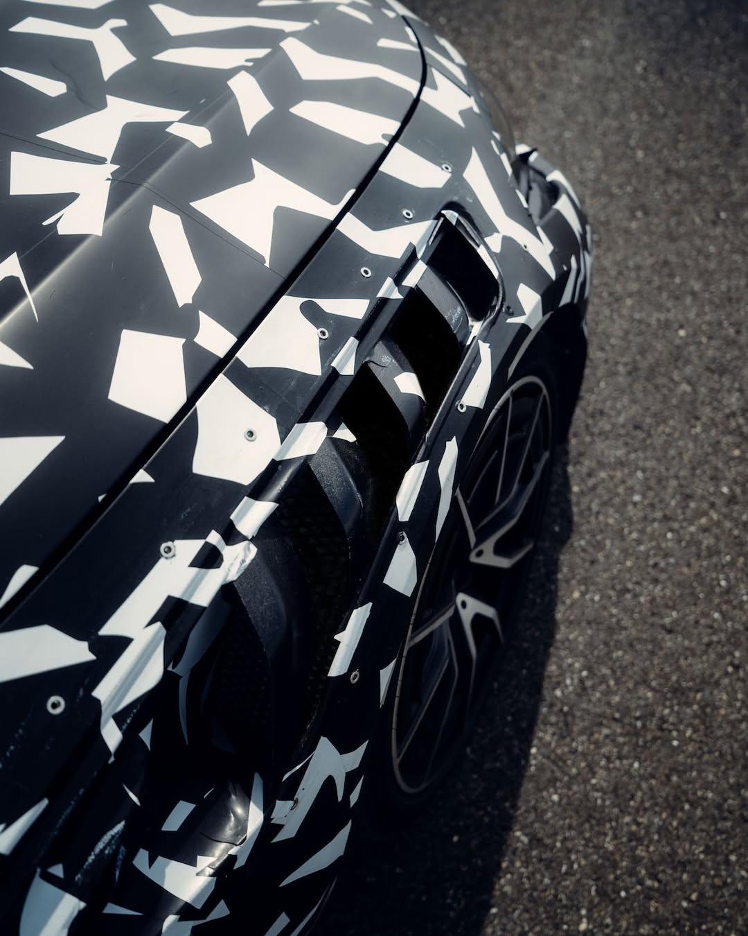 Performance, redefined in its latest wrap 👀Take a closer look at the Mythos in the making.#Merc (2)