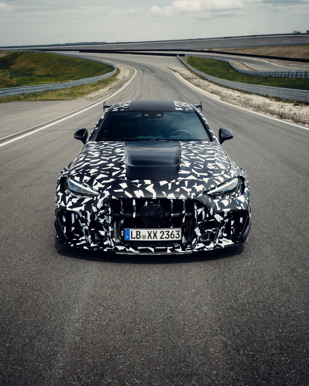 Performance, redefined in its latest wrap 👀Take a closer look at the Mythos in the making.#Merc (3)