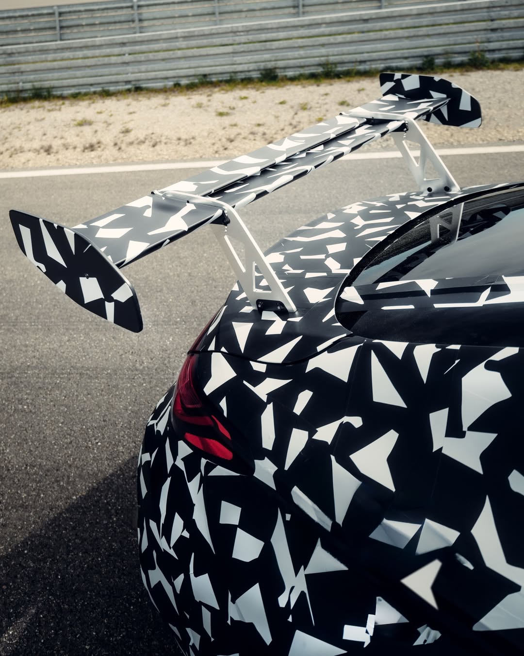 Performance, redefined in its latest wrap 👀Take a closer look at the Mythos in the making.#Merc (4)