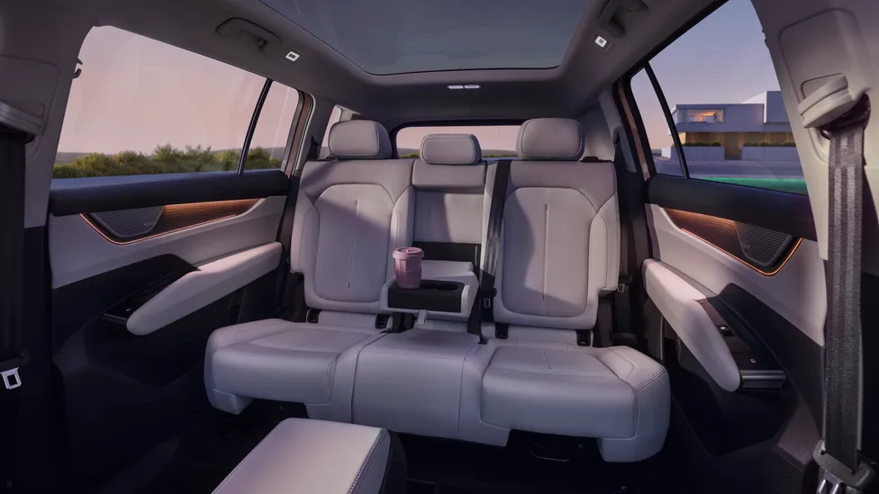 Peaq_054_Rear_seats_armrest_0
