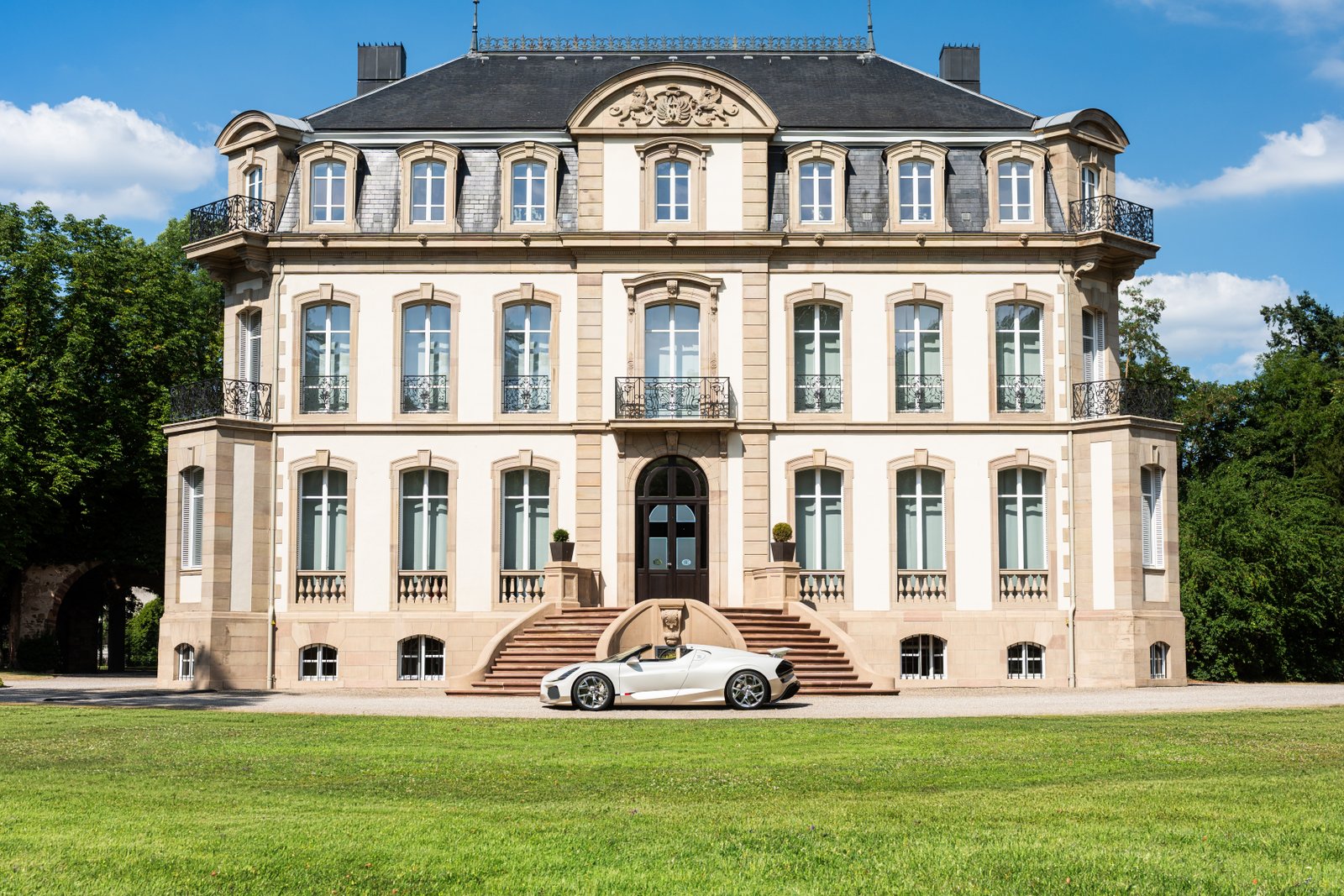 07 BUGATTI_The End of Production_W16 Mistral-Chateau pic